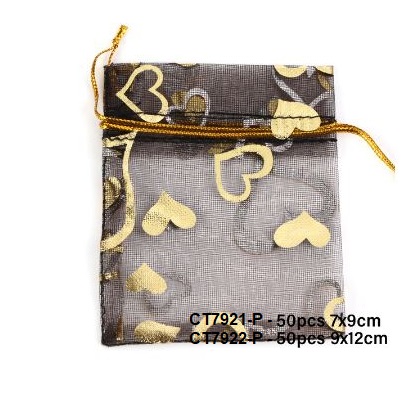 SACOS PRETOS COM CORAÇÕES DE ORGANZA