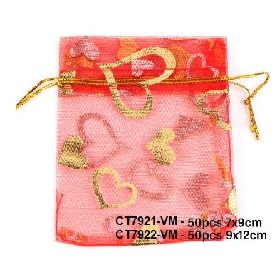 SACOS VERMELHOS COM CORAÇÕES DE ORGANZA